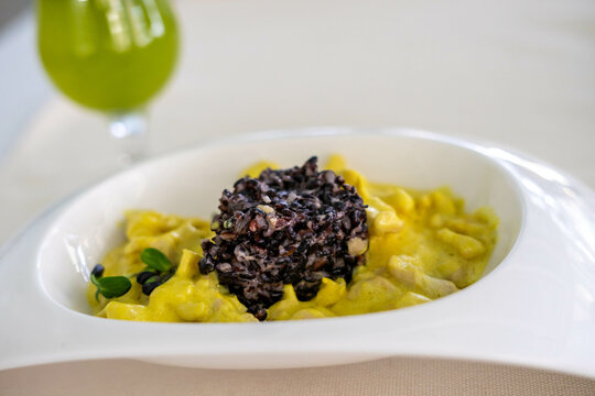 Chicken Curry With Black Rice And Ananas