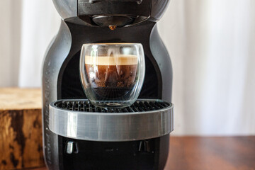 Café espresso quente sendo preparado na cafeteira 