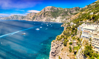 Geweldige luchtfoto van de prachtige kust van Amalfi in het zomerseizoen, Italië. Drone-gezichtspunt