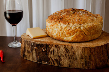 pão artesanal italiano na tábua de madeira