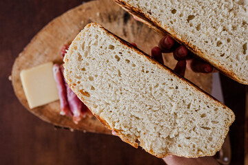 pão italiano artesanal com presunto de parma e queijo parmesão na tábua de madeira