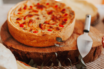 Torta salgada na tábua de madeira