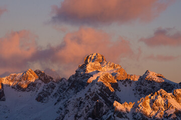 Fototapeta na wymiar sunset in the dolomites covered by snow