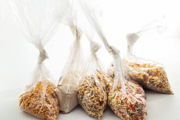 Alguns sacos plásticos com temperos desidratados. Temperos a granel.