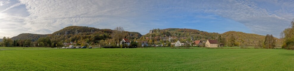 Fototapeta na wymiar Herbst im Wiesenttal mit Blick auf die Burgruine Streitburg Panorama, Fränkische Schweiz