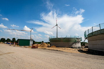 Neubau einer Biogasanlage - Gärbehälter und Generatorgebäude.