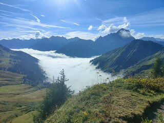 Fototapeta na wymiar Wolken zwischen Bergen