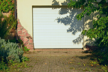 Garage mit Automatik-Rolltor an einem Wohnhaus