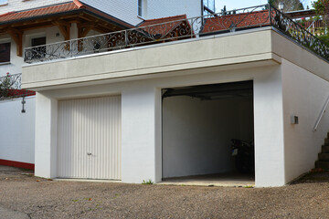 Moderne Beton-Garage mit Automatik-Tor in der Hauszufahrt