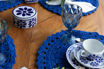Mesa para café da manhã tarde com tons de azul com louça portuguesa pintada a mão - obrazy, fototapety, plakaty