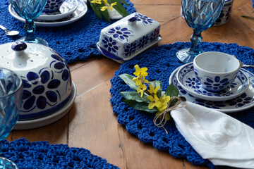 Mesa para café da manhã tarde com tons de azul com louça portuguesa pintada a mão