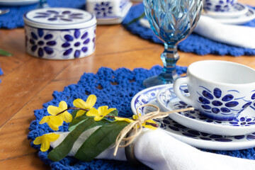 Mesa para café da manhã tarde com tons de azul com louça portuguesa pintada a mão