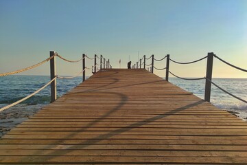 Obraz premium wooden bridge over the sea