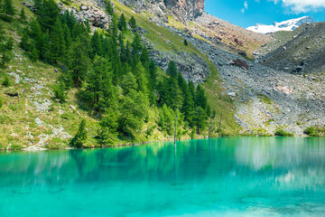 Fototapeta na wymiar Lac bleu in the beautiful valley Aostatal in summer. 