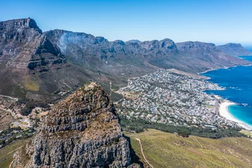 Papier Peint photo autocollant Plage de Camps Bay, Le Cap, Afrique du Sud vue aérienne du paysage avec la célèbre montagne de la table, la tête de lion, les douze apôtres et Camps Bay avec plage de sable blanc et océan bleu - vue panoramique aérienne