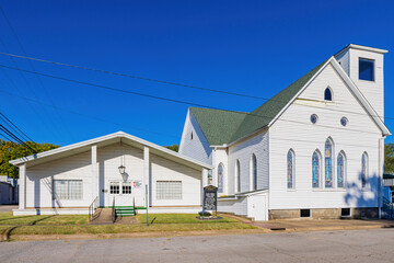 Sunny exterior view of the First Christian Church