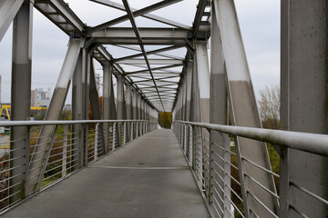 Widok na stalowy potężny most.  - obrazy, fototapety, plakaty