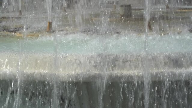 Aspersores o boquillas y chorros de agua de una gran fuete de una plaza de una ciudad 
