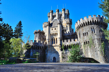 Obraz premium Castillo de butrón en el municipio de Gatika con cielo azul y arboles de hojas verdes