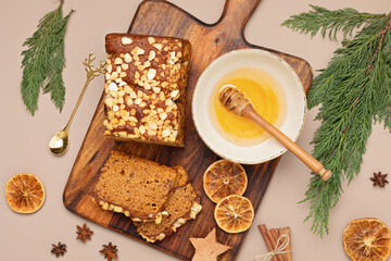 Obraz na płótnie Canvas Traditional french spice gingerbread cake with honey, ginger, cinnamon, nutmeg and annis. Christmas dessert, festive sweet food for winter holidays celebration