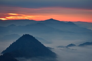 Fototapeta na wymiar Wonderful morning mountain landscape. Sunrise at the top of Trzy Korony in Pieniny, Poland.