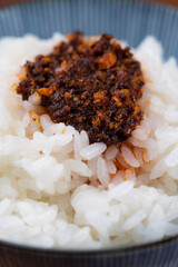 白ご飯に食べるラー油をのせて食べる