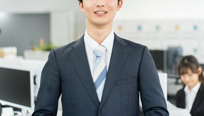 若いスーツを着た日本人男性のポートレート