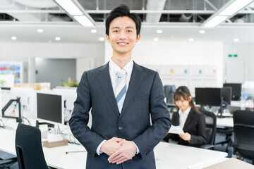 若いスーツを着た日本人男性のポートレート