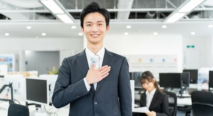 胸に手を当てる若いスーツを着た日本人男性