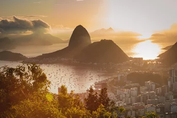 Fotobehang Fotografia feita do Mirante Dona Marta no nascer do sol com vista para o Pão de Açúcar. © Bruna