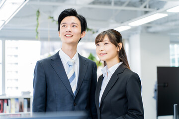 スーツを着た若手日本人男女