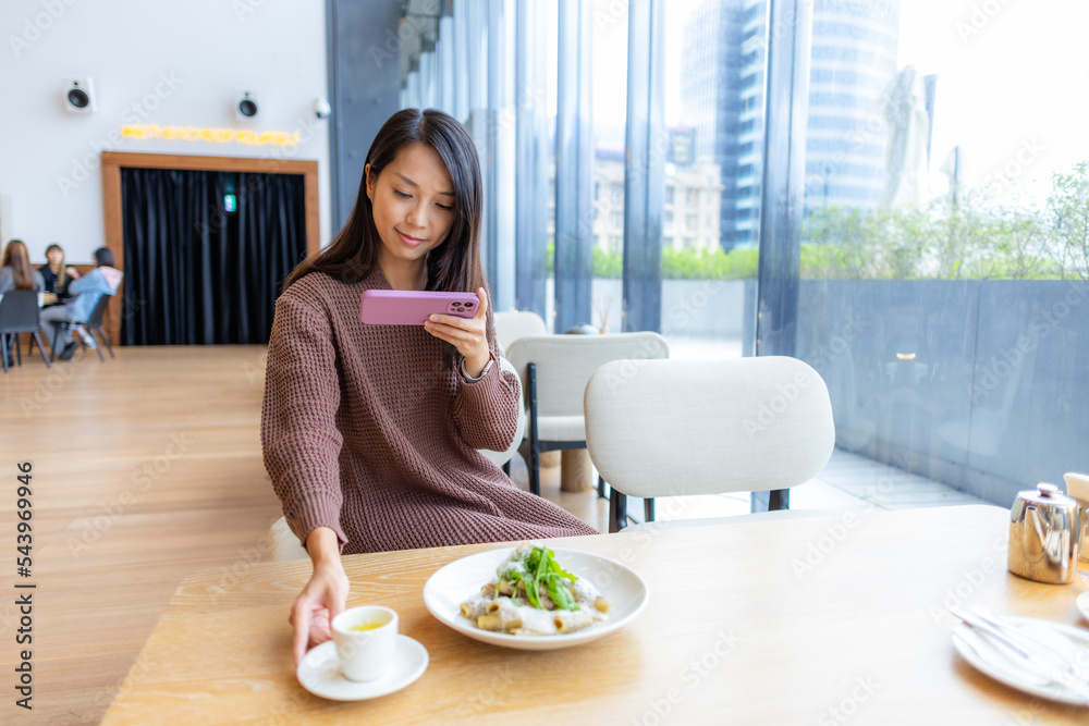 Poster Woman use cellphone to take photo on her meal in coffee shop