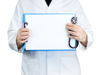 Arzt mit Stethoskop im weißen Kittel hält blaues Klemmbrett