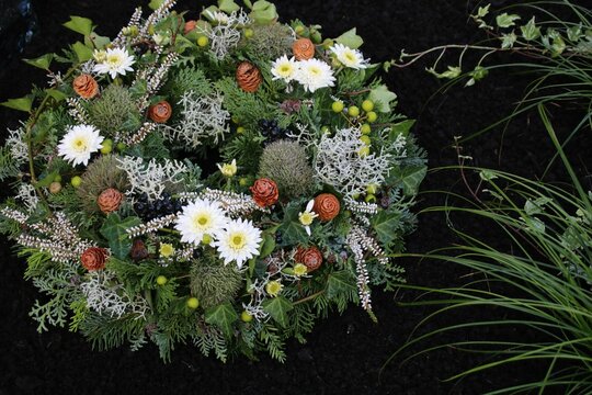 gebundener kranz aus naturmaterial
grabschmuck