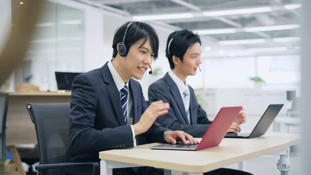 ヘッドセットで通話するビジネスマン　オペレーター　コールセンター