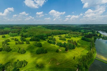 Obraz premium Golfanlage bei Burgwalden im Naturpark Westliche Wälder nahe Augsburg
