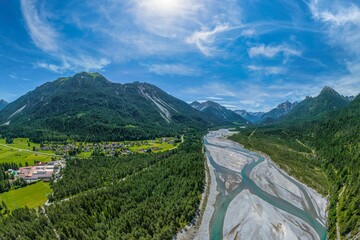 Luftbild aus der Region Tiroler Lech - die Wildfluss-Landschaft bei Forchach