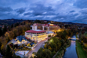 Miasto i rzeka Wisła w górach, panorama jesienią w nocy.