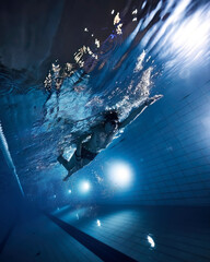 спортивный человек плавает в бассейне. подводный вид. спорт