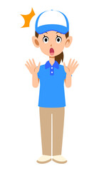 半袖のポロシャツ姿で帽子をかぶった女性スタッフの驚きの仕草
