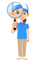 半袖のポロシャツ姿で帽子をかぶった女性スタッフの虫眼鏡を覗く様子
