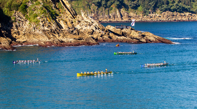 Traineras. Regata de remo en el mar