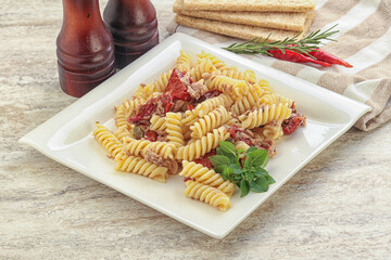 Pasta with tuna and tomato