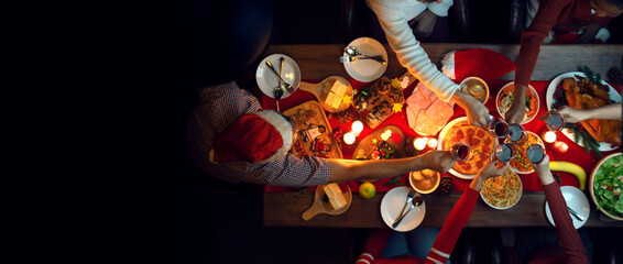 Top view of Table of roast turkey and food in christmas and new year party of American family at home - obrazy, fototapety, plakaty