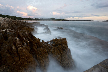 Coucher de soleil sur la mer Adriatique sur la côte de l'Istrie en Croatie autour de Porec