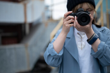 撮影をする若い女性カメラマン	