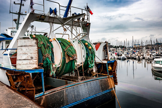 Chalutier dans le port de Boulogne sur Mer
