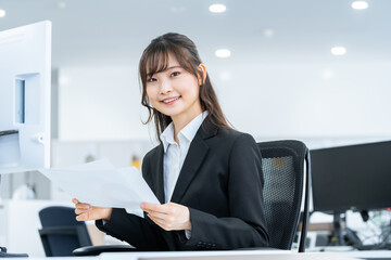 働く若いビジネスウーマン