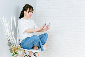 スマホを見て困る・嫌がるアジア人女性
