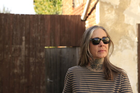 Best Ager Model, Frau im besten Alter mit Sonnenbrille, Portr&auml;t, Portrait, Holzt&uuml;r, Nahaufnahme, Female, Silver Sister, 50 Plus, Close up